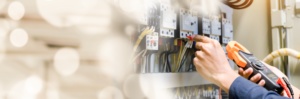 Illustration d'une personne effectuant un contrôle électrique