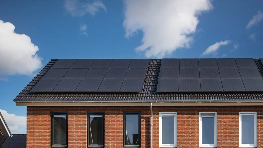 Image de maison avec des panneaux solaires Noir.