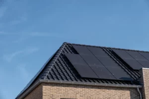 Toit d'une maison moderne avec des panneaux photovoltaique