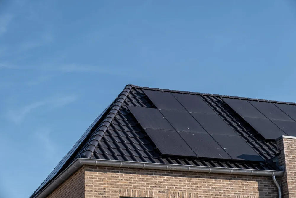 Toit d'une maison moderne avec des panneaux photovoltaique
