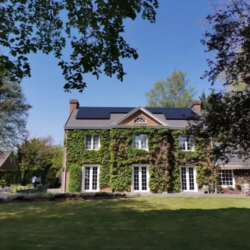 Belle maison avec panneaux photovoltaique