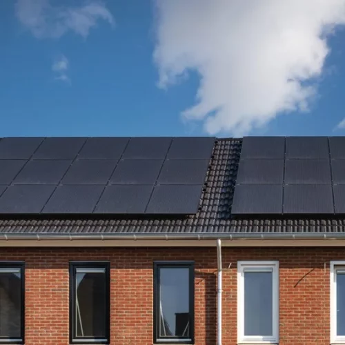Image de maison avec des panneaux solaires Noir.