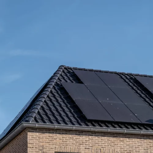 Toit d'une maison moderne avec des panneaux photovoltaique
